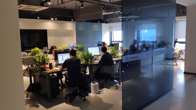 Высокоскоростной автоматический 3 в 1 Газовый напиток Газированные напитки Заполнительная машина Оборудование Стеклянная бутылка ЦСД завод 5